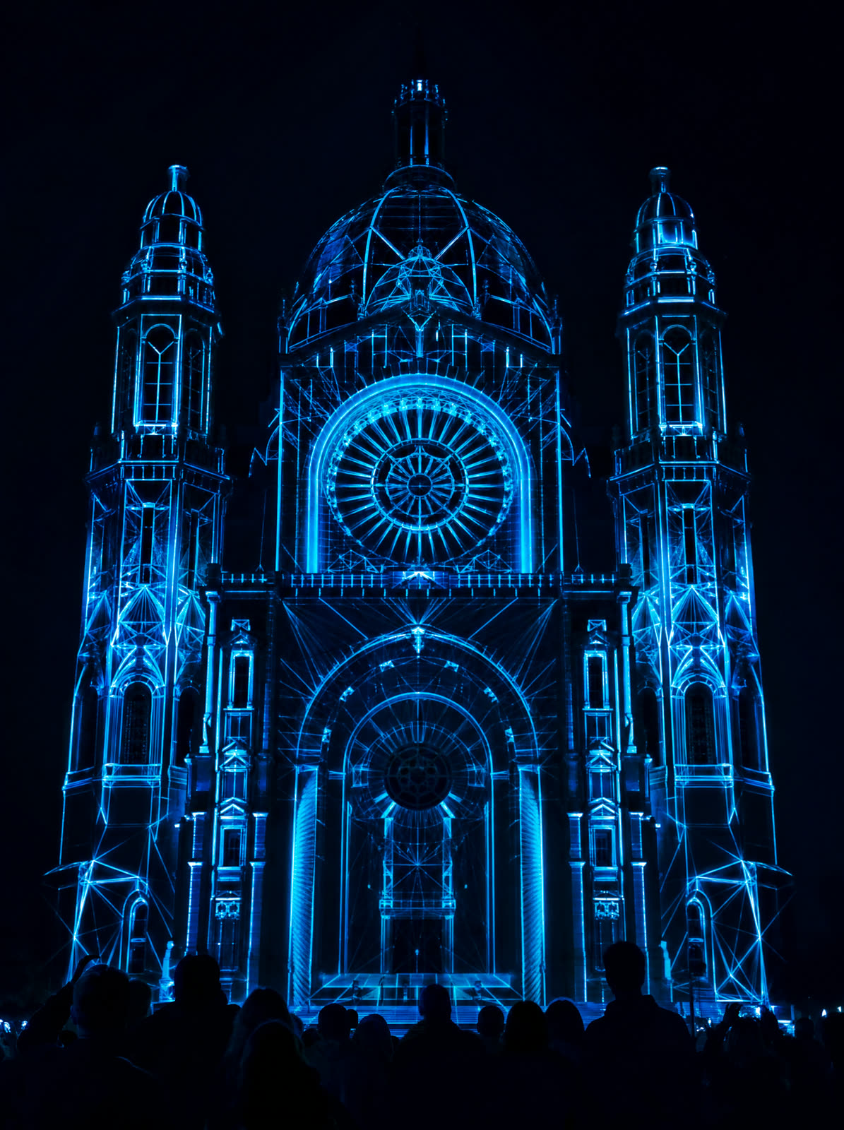 Videomapping: cyan Projektion auf eine Gebäudefassade